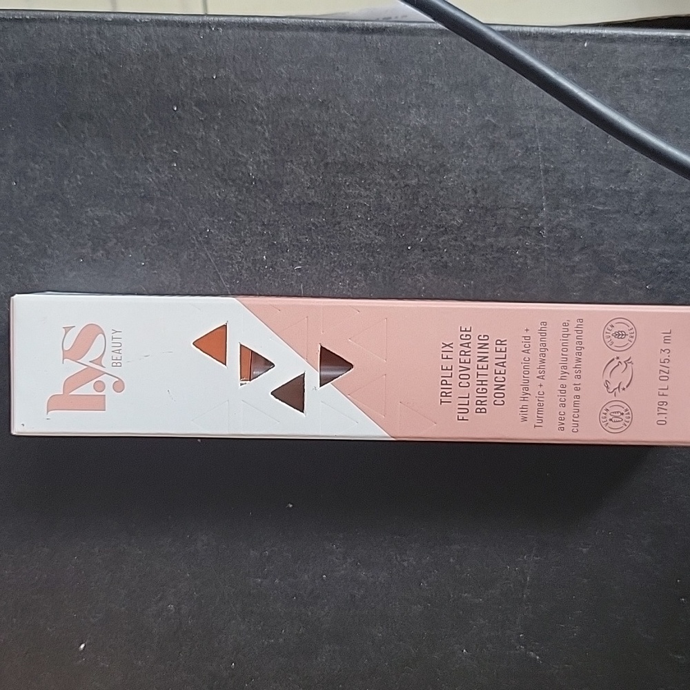 NWB Lys full coverage concealer